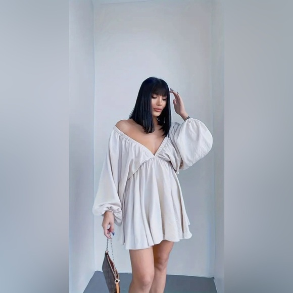 NIP-Plunging Solid Lantern Sleeve Dress - Picture 4 of 5